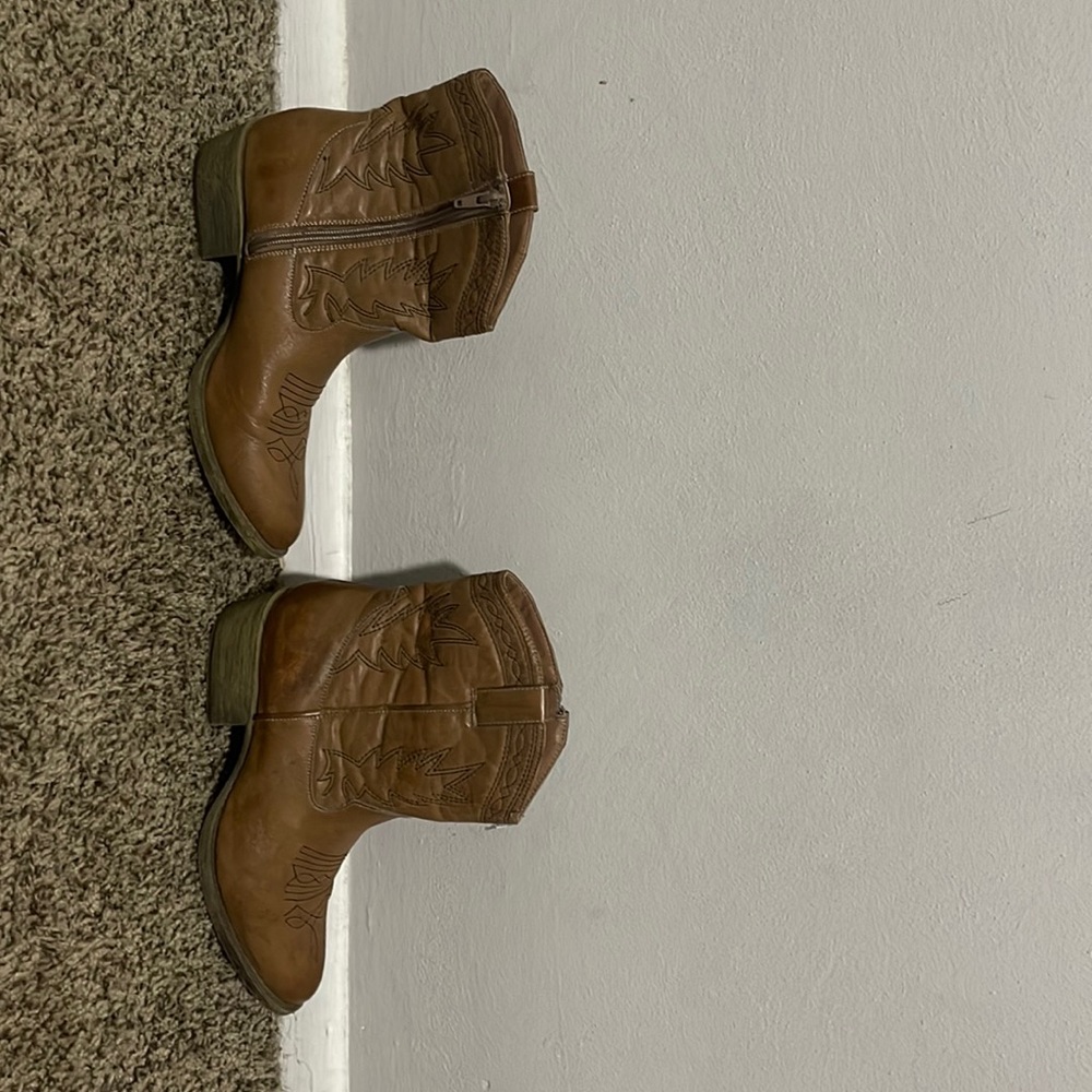 Low rise cowboy boots